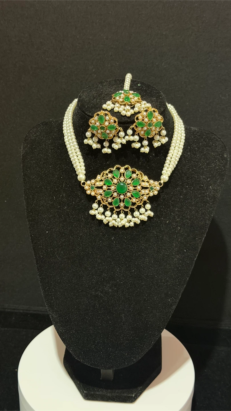 Gold-toned Choker Necklace Set with Green Stones and Pearls - photo 3