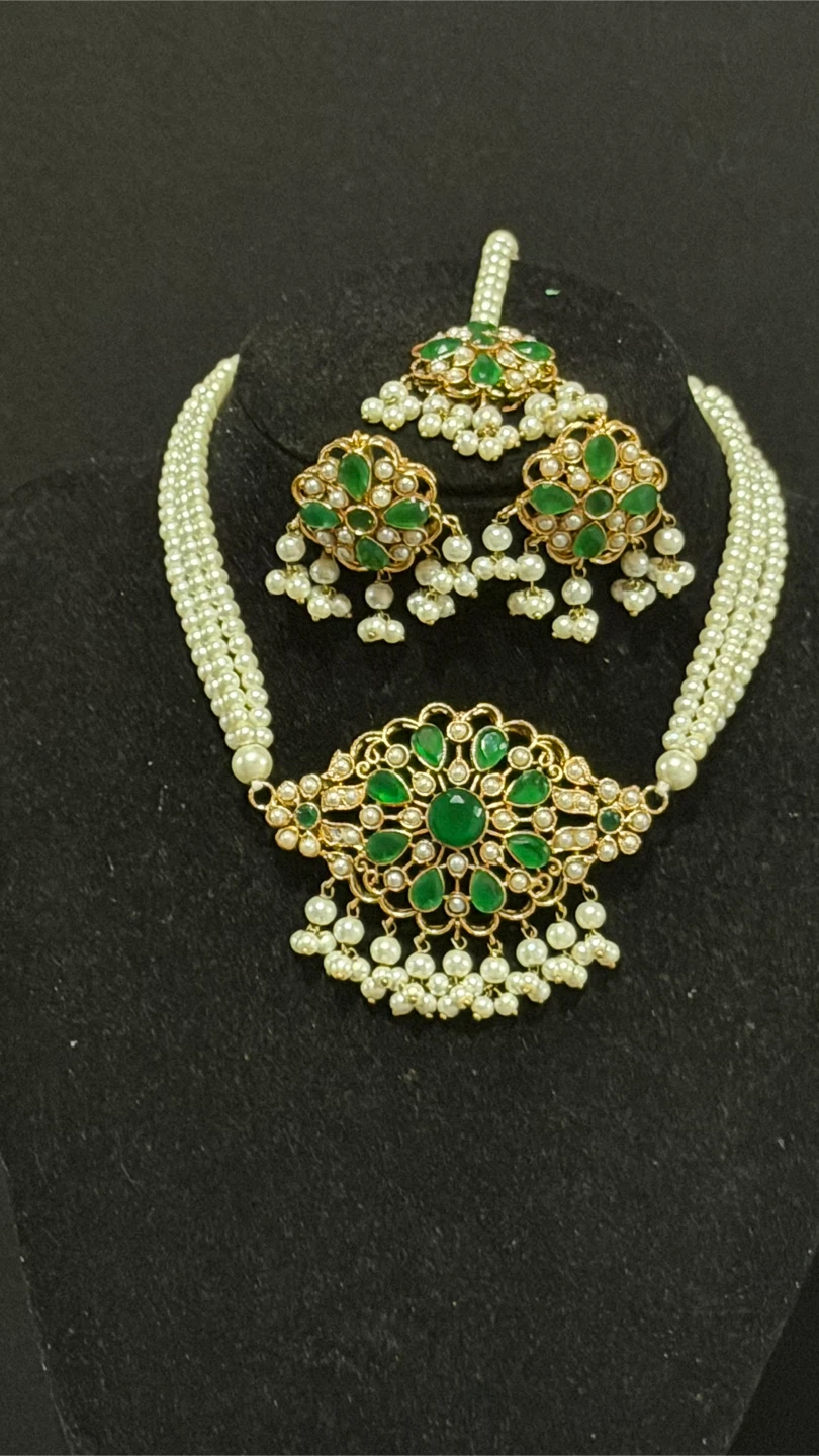 Gold-toned Choker Necklace Set with Green Stones and Pearls - photo 4