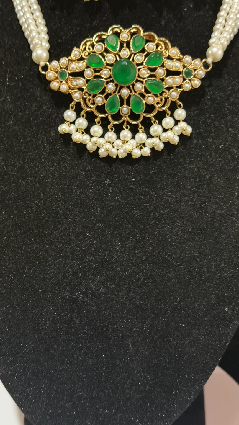 Gold-toned Choker Necklace Set with Green Stones and Pearls - photo 5