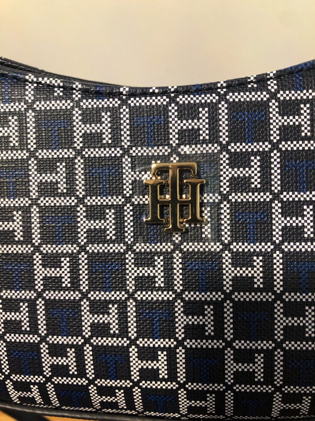 Tommy Hilfiger Monogram Shoulder Bag - photo 4