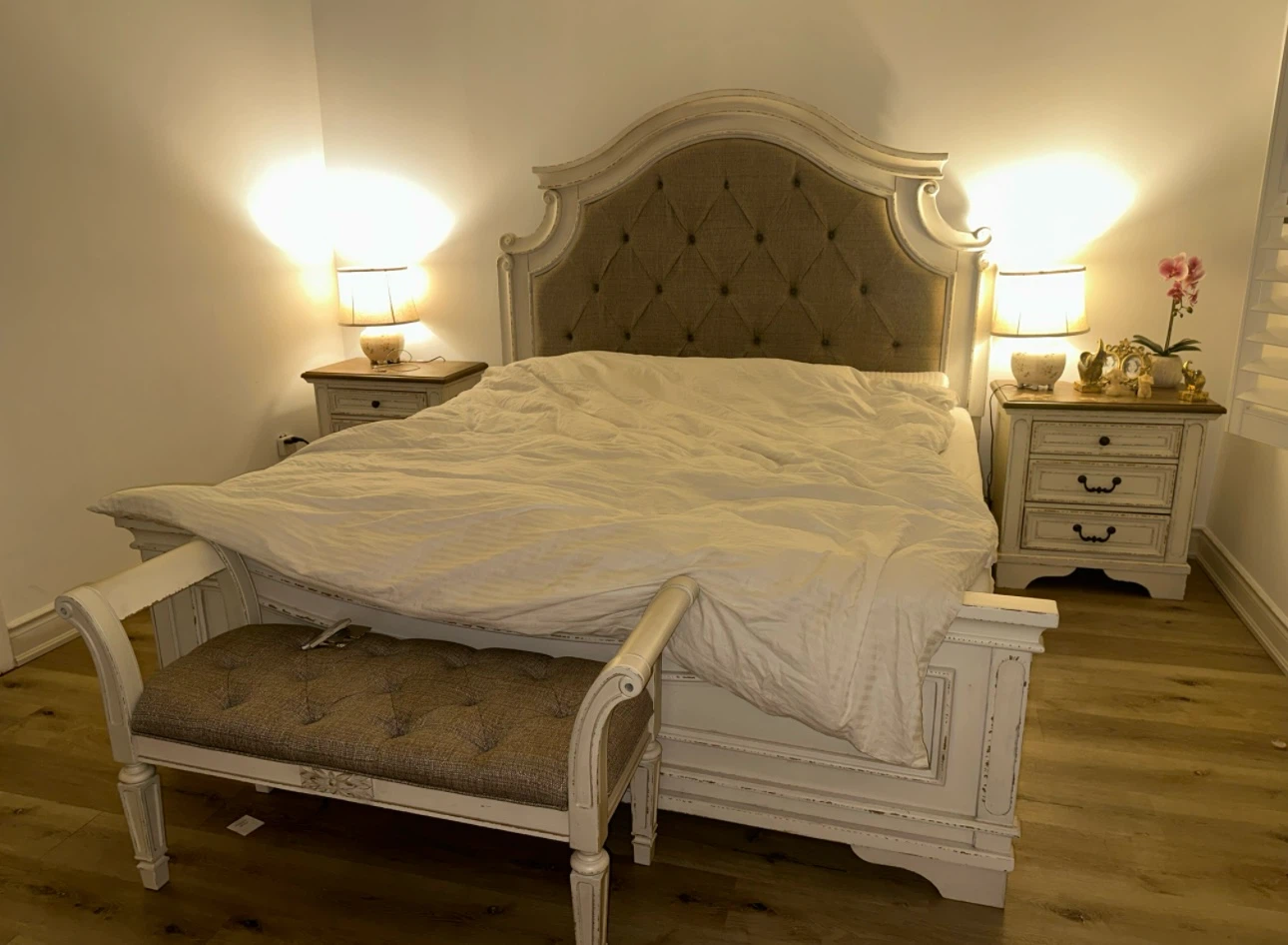 Bedroom 6 pieces Ashley set.