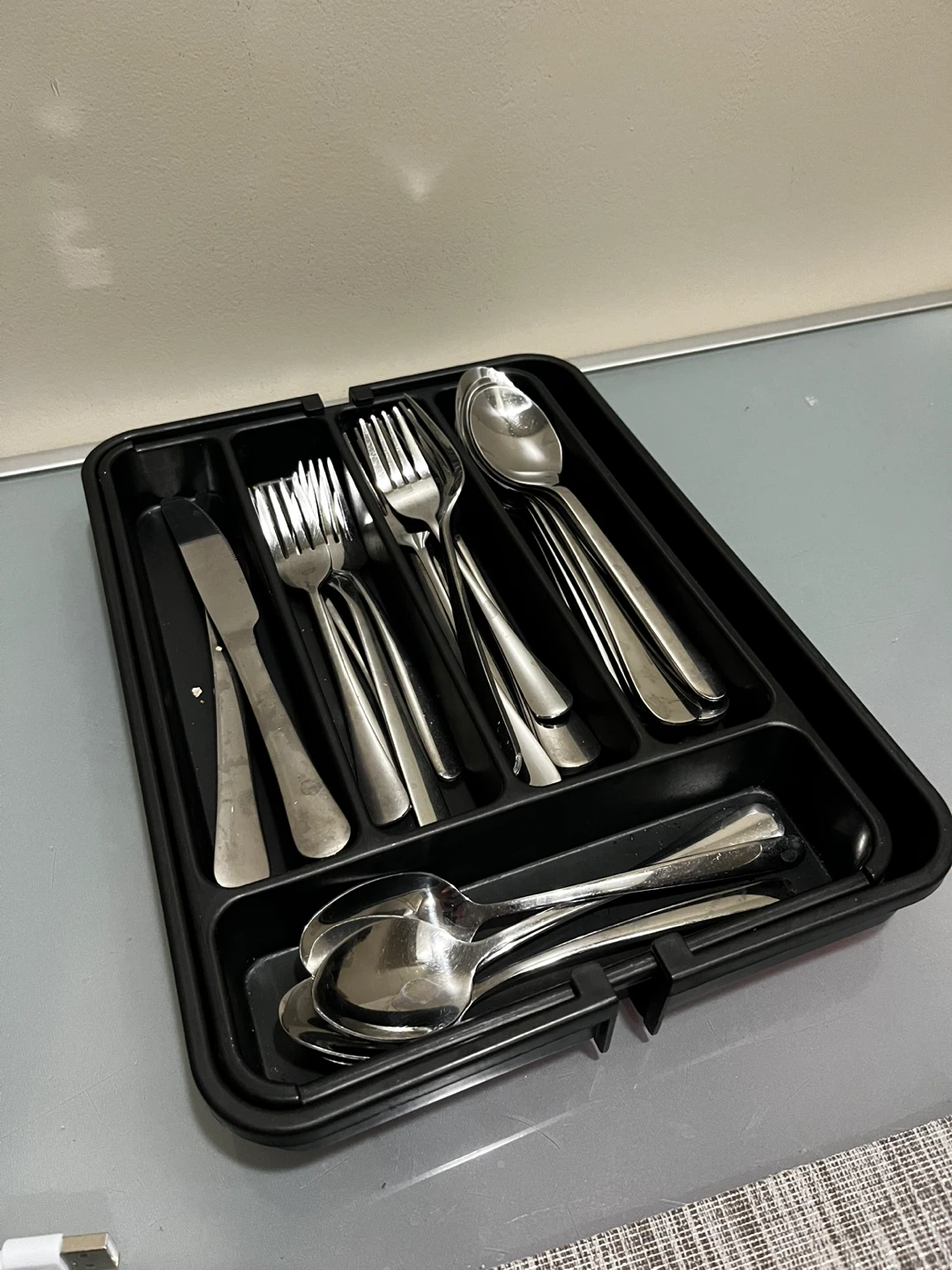 Cutlery Set with Adjustable Organizer Tray