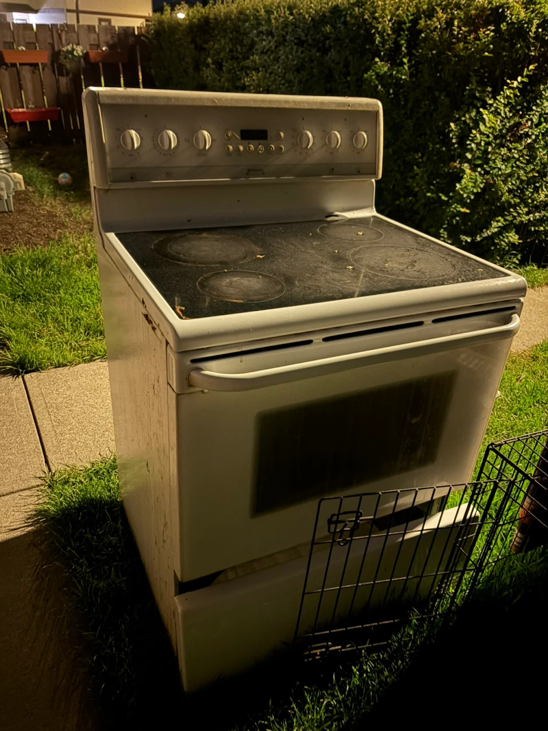White Electric Stove - FOR SCRAP