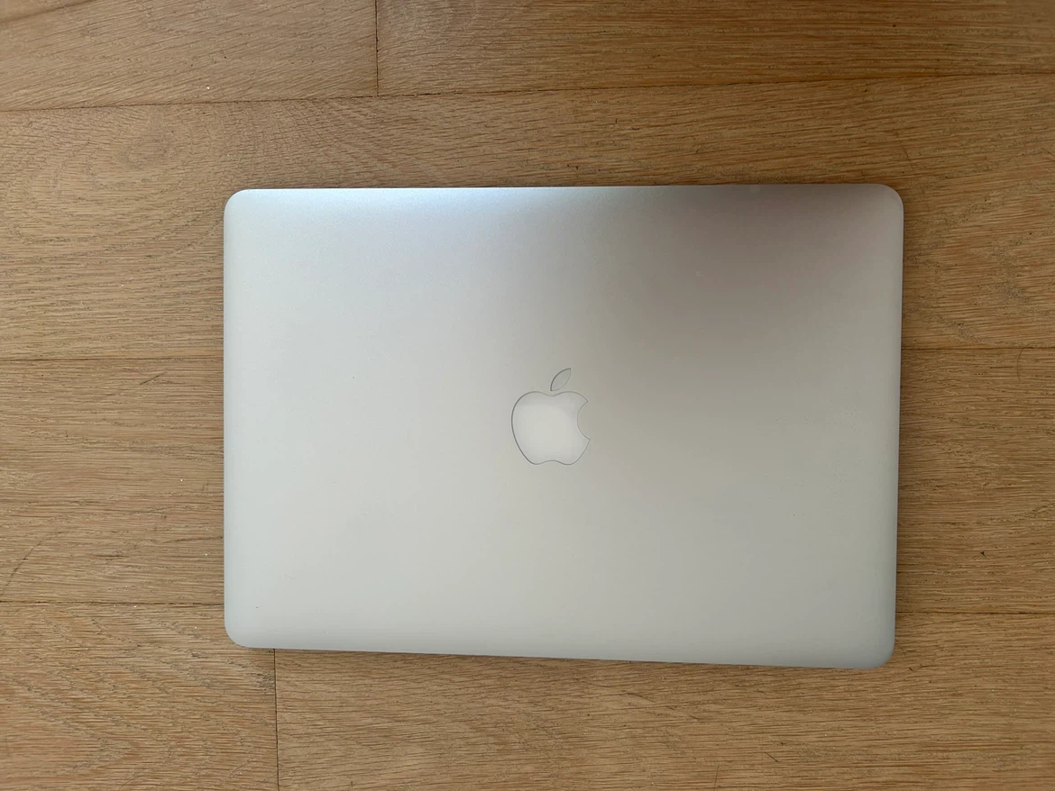 Apple MacBook Air 13-inch (Early 2015)
