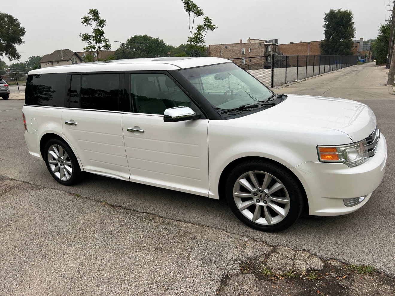 White Ford Flex SUV - photo 3