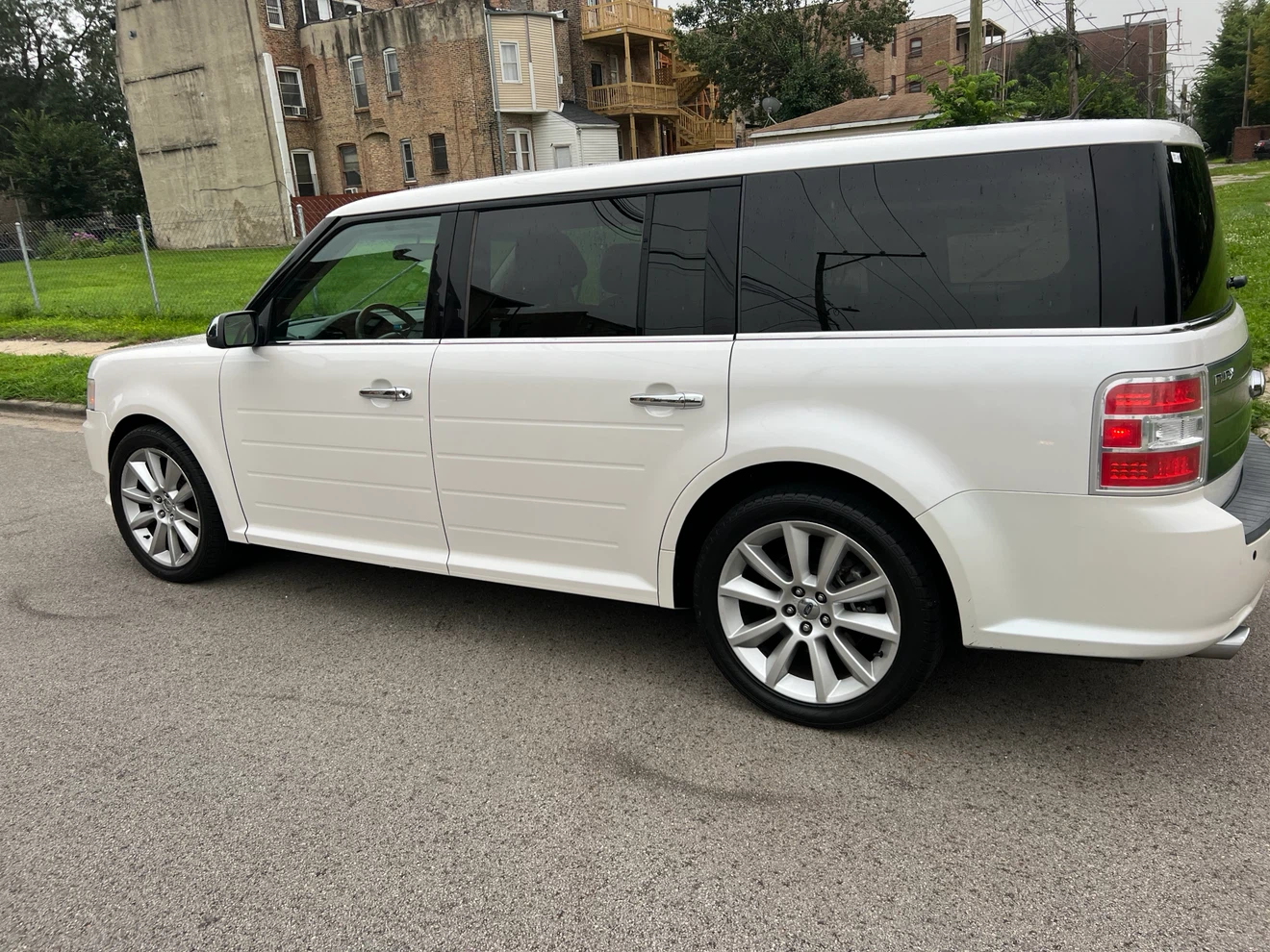 White Ford Flex SUV - photo 4
