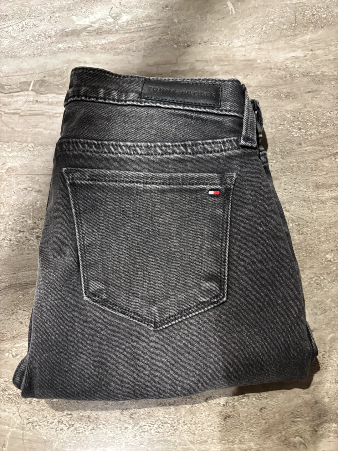 Women’s TH Skinny jeans in a dark wash. size 26 /2