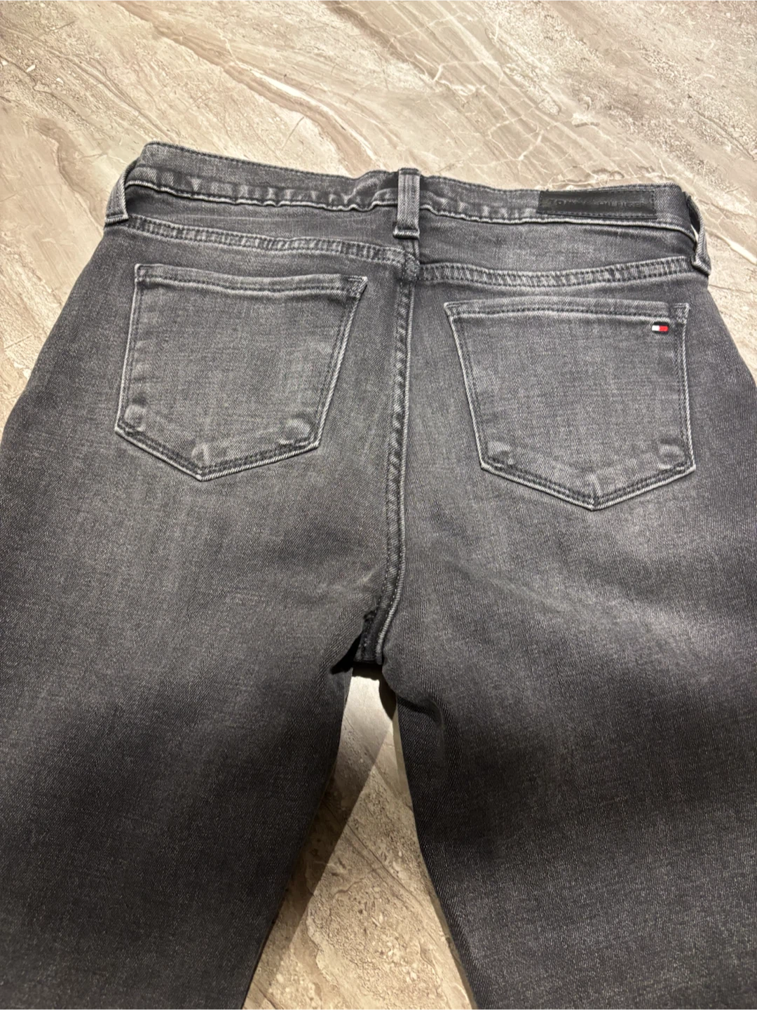 Women’s TH Skinny jeans in a dark wash. size 26 /2 - photo 3