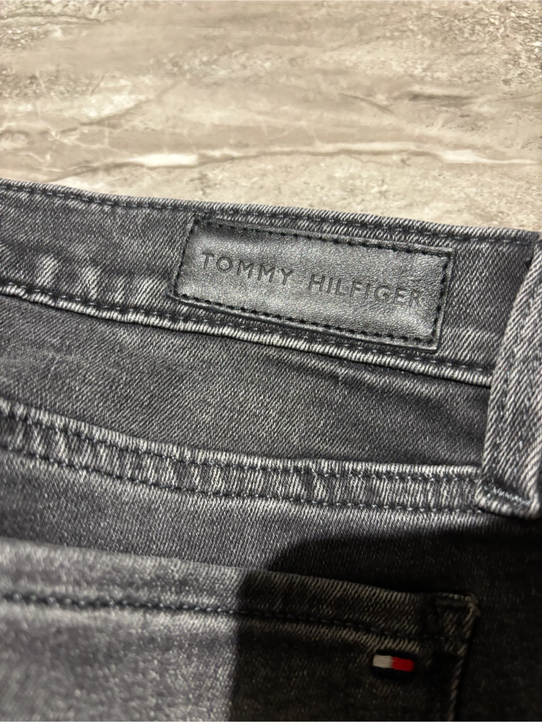 Women’s TH Skinny jeans in a dark wash. size 26 /2 - photo 4