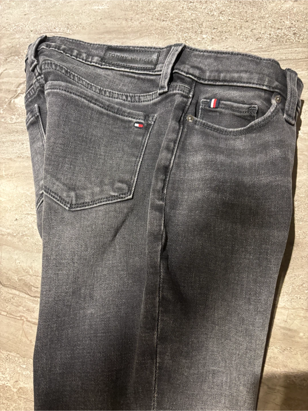 Women’s TH Skinny jeans in a dark wash. size 26 /2 - photo 5