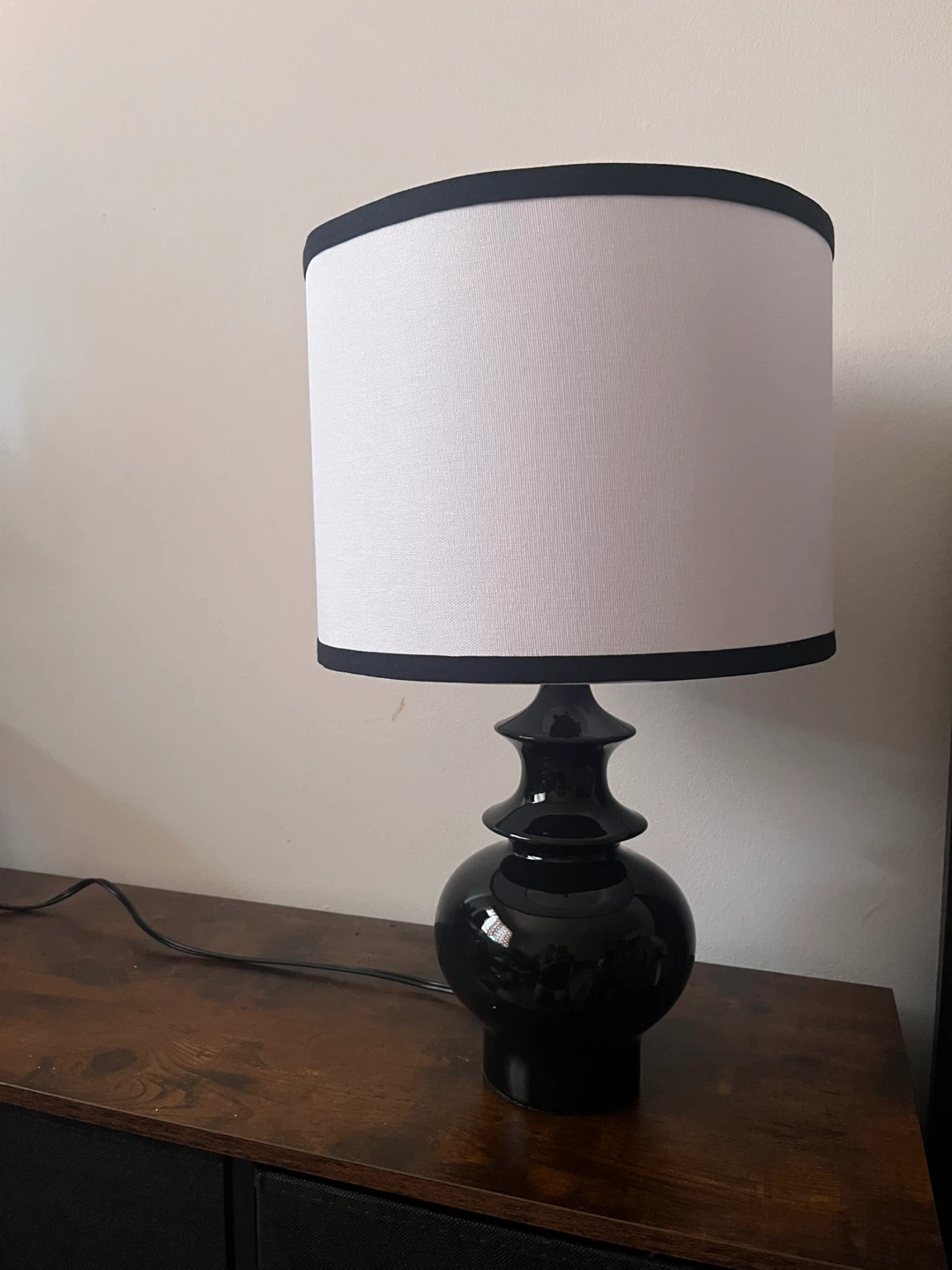 Black modern table lamp with white shade - photo 2