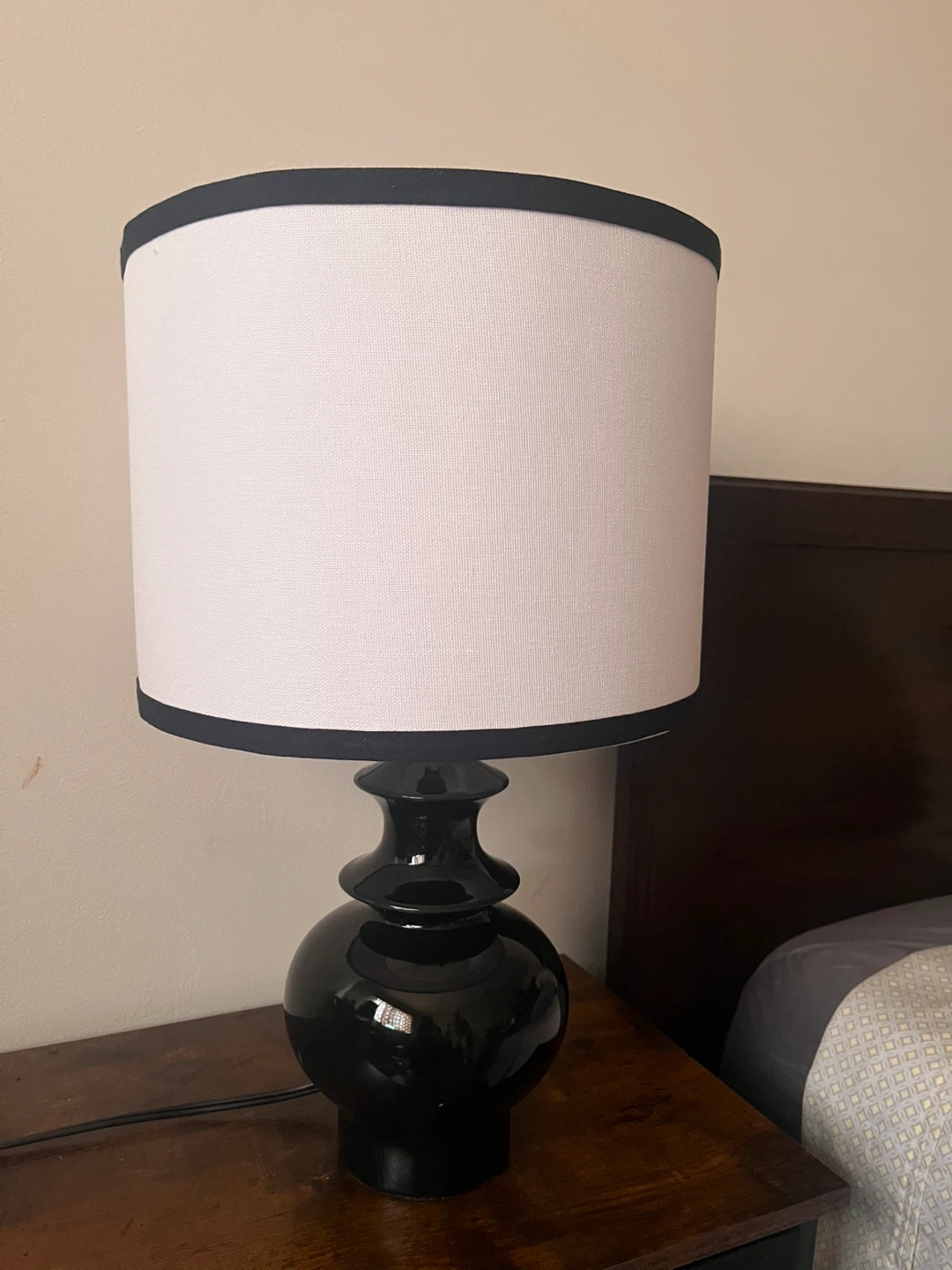 Black modern table lamp with white shade - photo 3