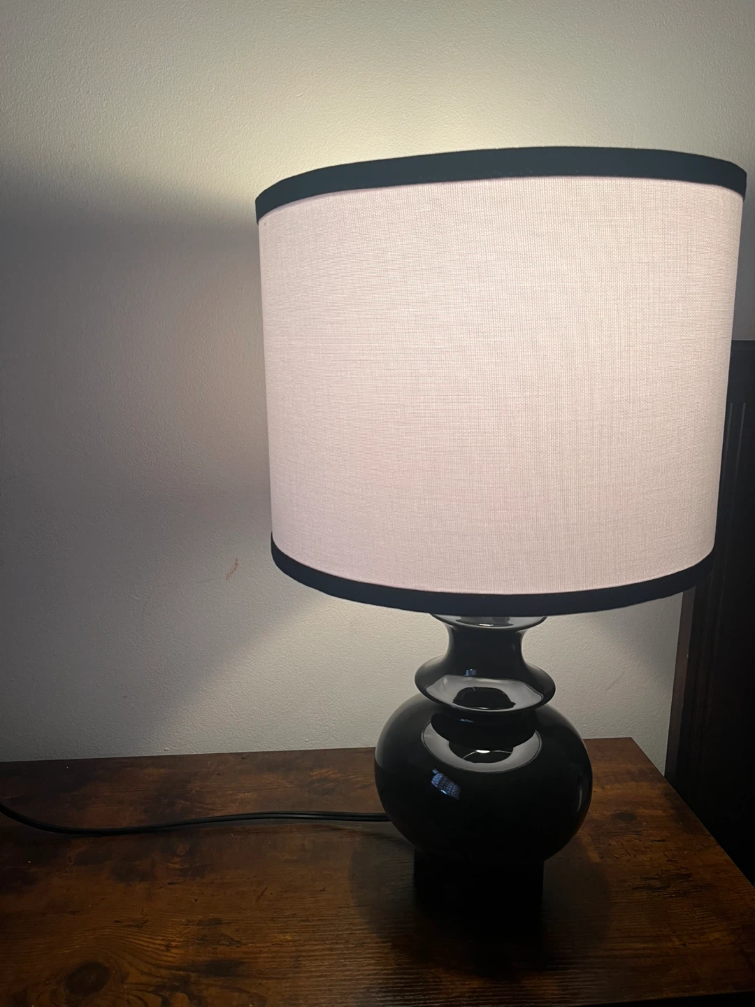 Black modern table lamp with white shade - photo 4