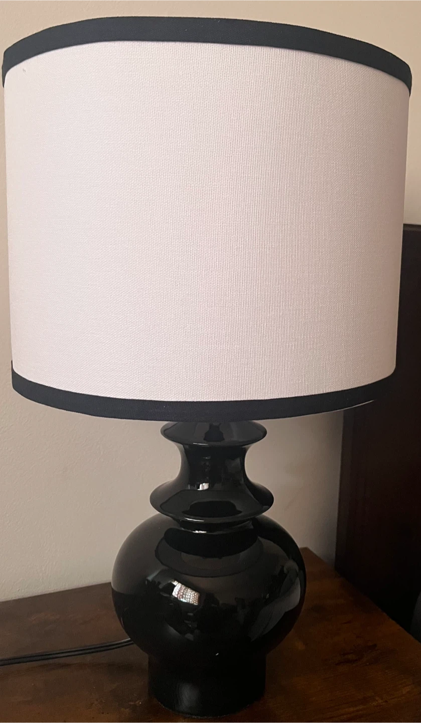 Black modern table lamp with white shade - photo 5