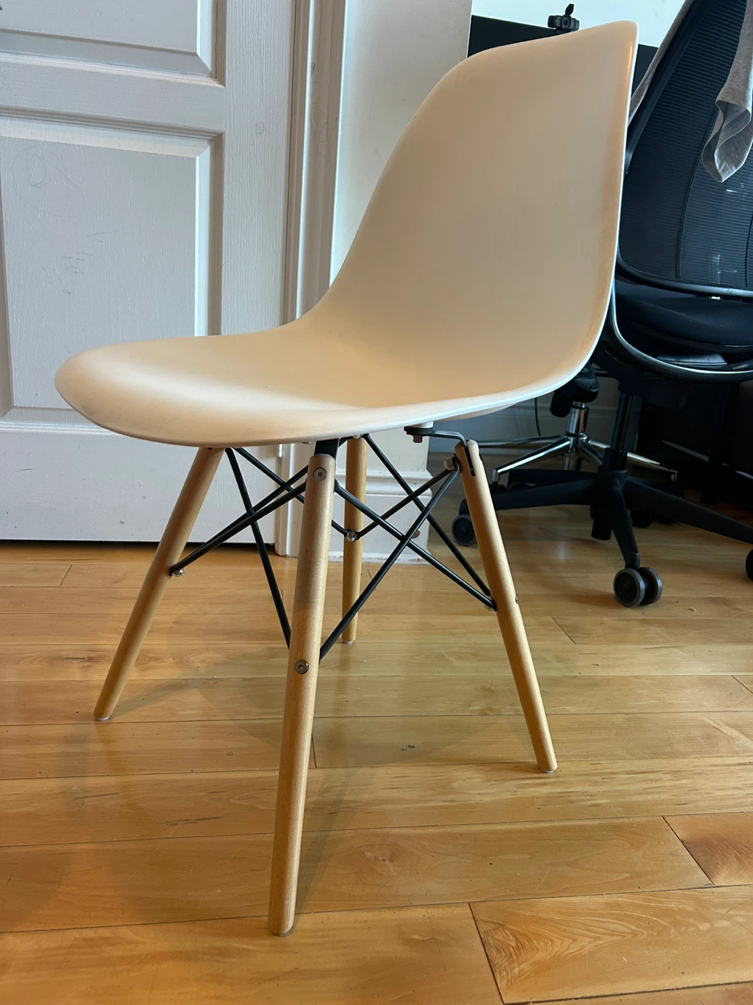 Moving Sale! Round White Dining Table and Chairs Set - photo 2