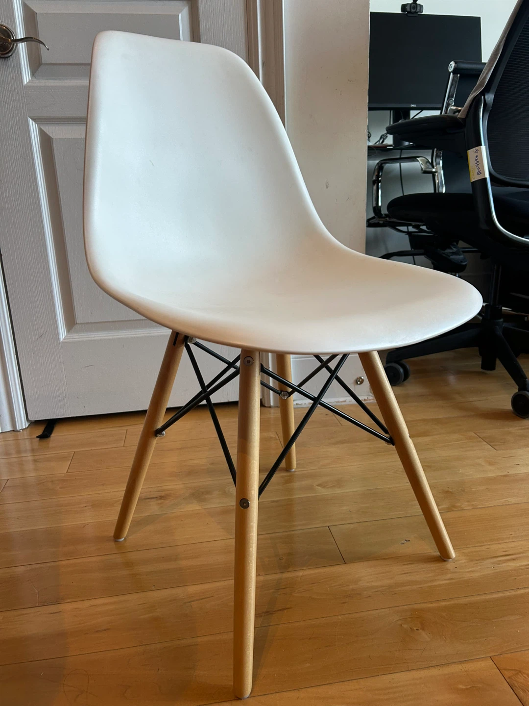 Moving Sale! Round White Dining Table and Chairs Set - photo 3