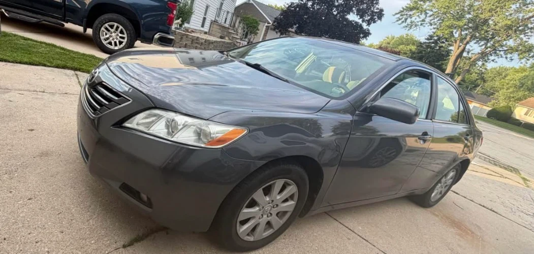 Toyota Camry XLE Sedan - photo 3