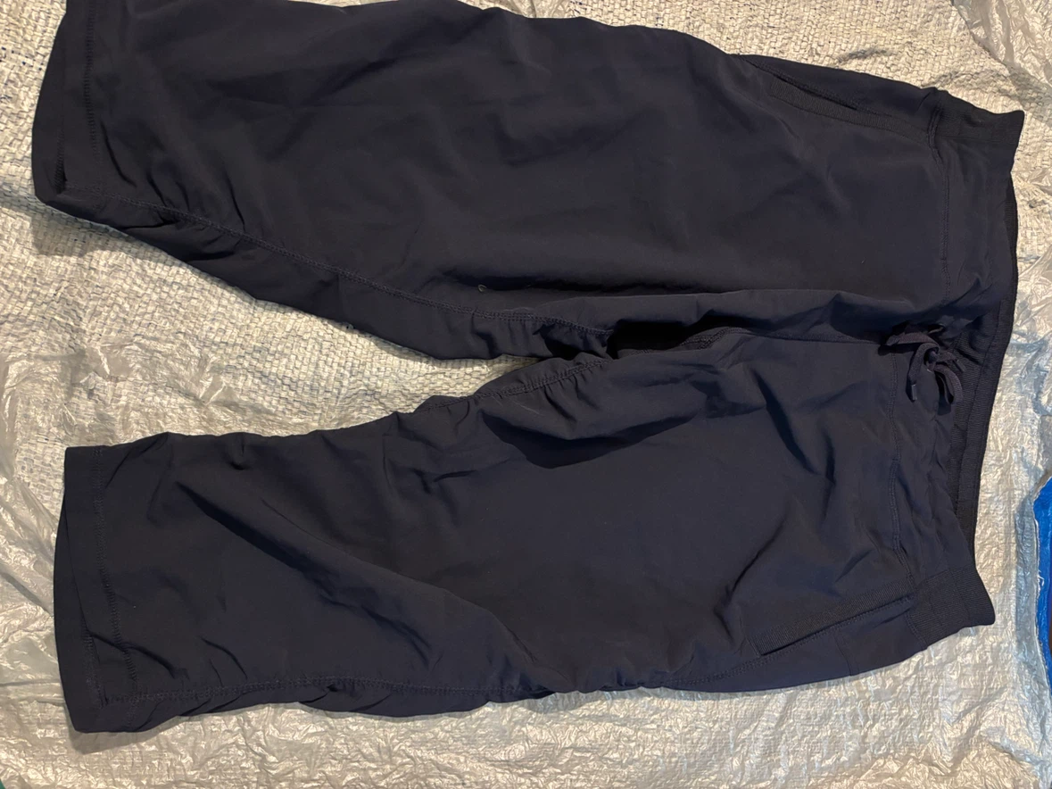 NWOT Kirkland Signature Active Capri Pants