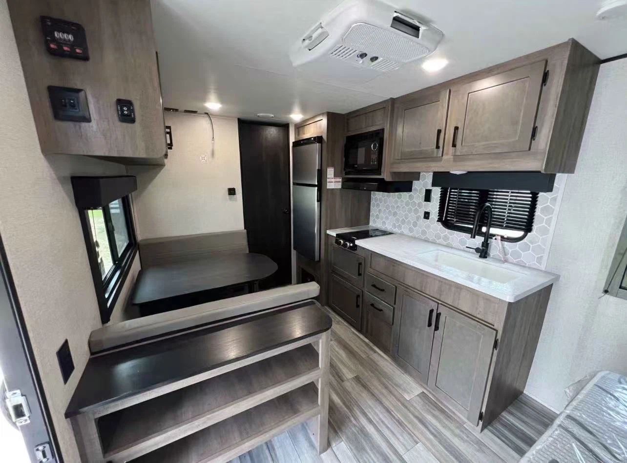 Mint condition 2024 Autumn Ridge 182RB camper - photo 4