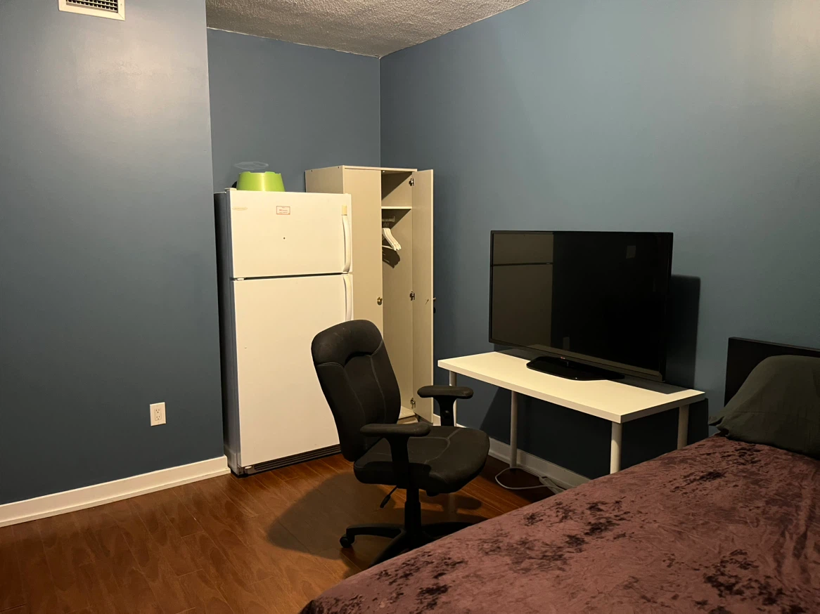 1 room- Furnished-One to Four Months- Spadina/Bremner