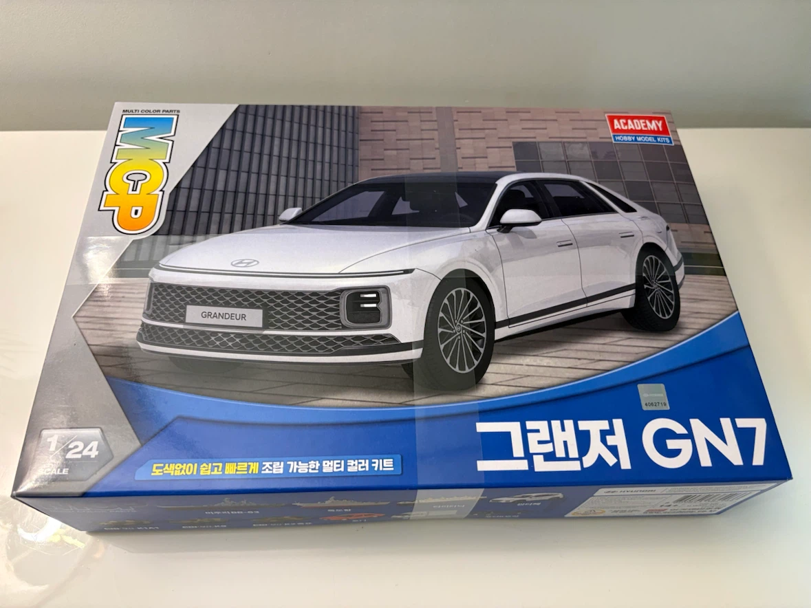 Academy 1/24 Hyundai Grandeur GN7 Model Kit