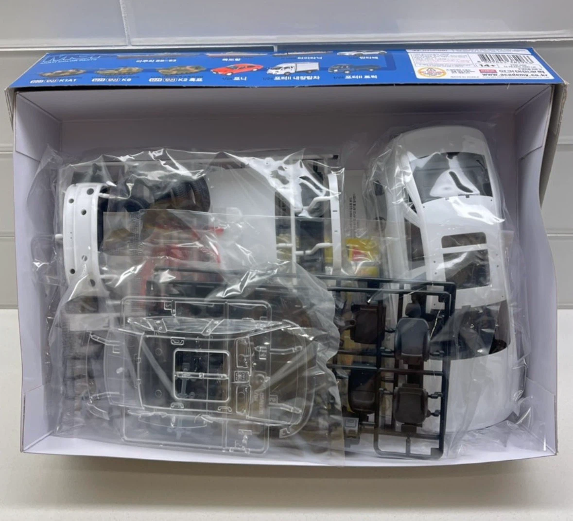 Academy 1/24 Hyundai Grandeur GN7 Model Kit - photo 3