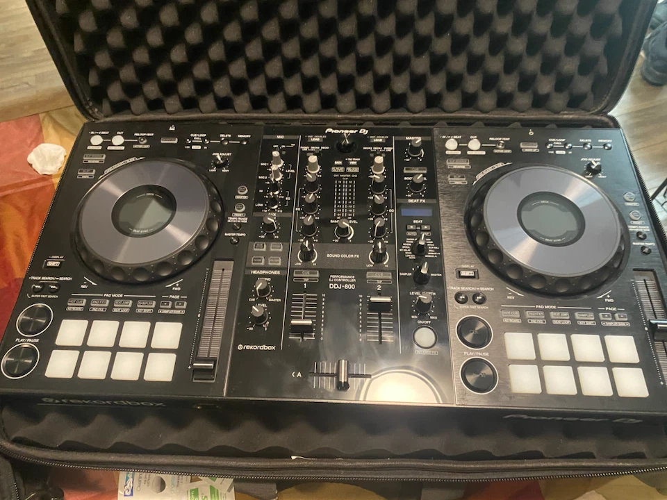 Pioneer DJ DDJ-800 DJ Controller with Case