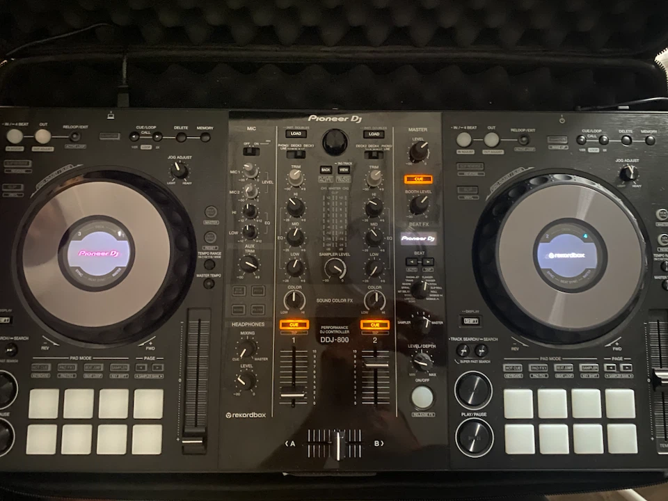 Pioneer DJ DDJ-800 DJ Controller with Case - photo 2