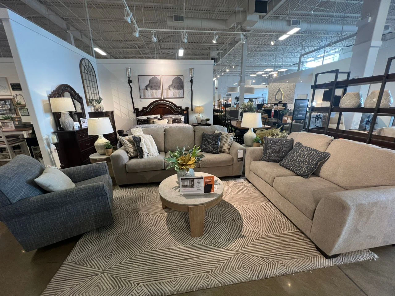 Ashley 3-Seater Sofa in like-new condition. - photo 5