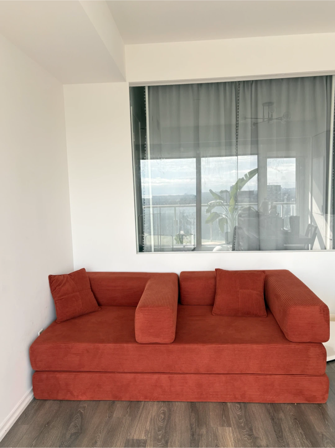 (LIKE NEW!) MCM Convertible sofa - photo 5