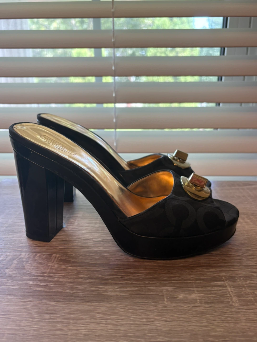 Vintage Coach Judith Heels- Size 8 - photo 3