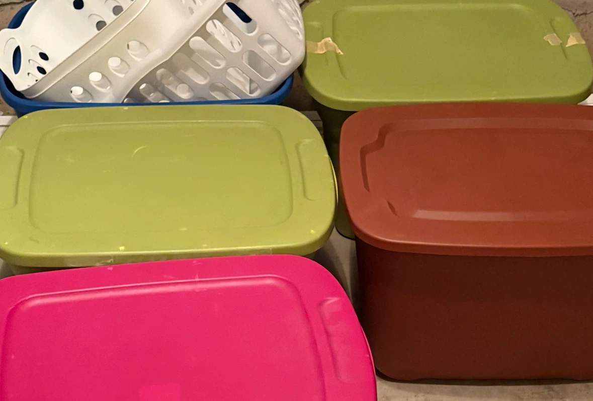 7 totes Assorted Plastic Storage Bins with Lids