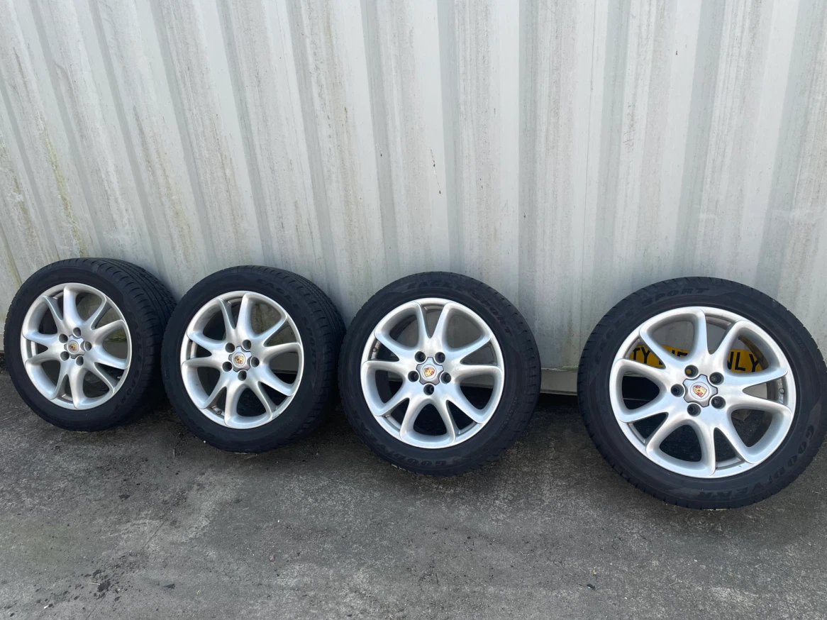 Set of 4 Porsche cayenne turbo 20in wheels