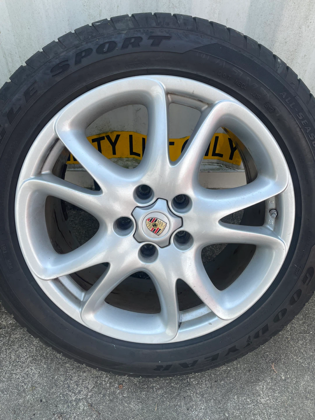 Set of 4 Porsche cayenne turbo 20in wheels - photo 2