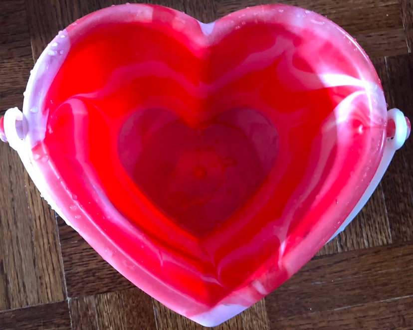 Red and White Swirl Heart Shaped Bucket - photo 2