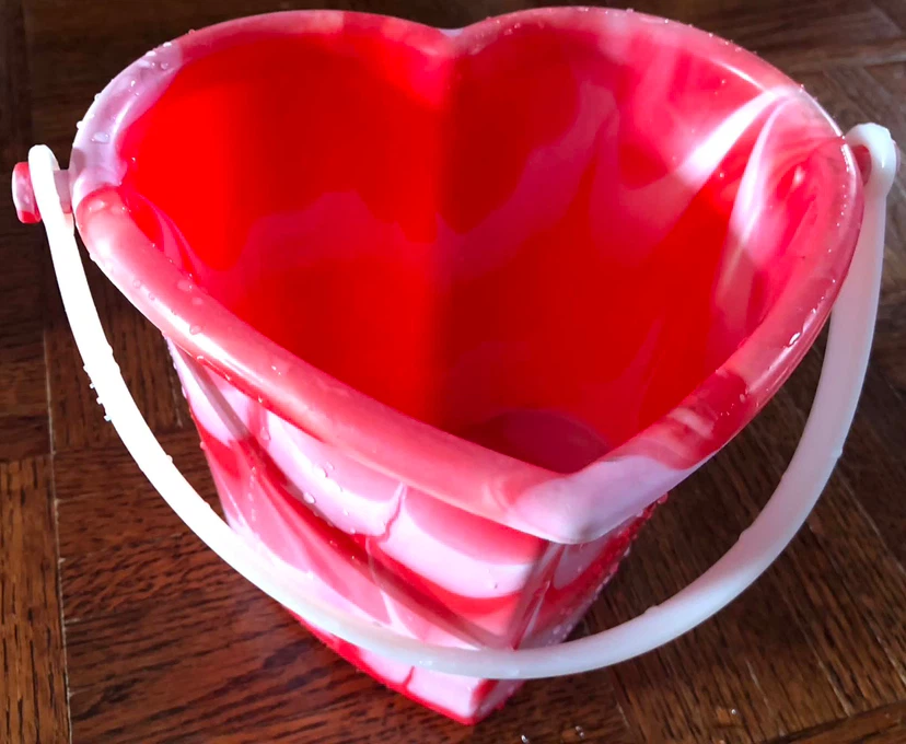 Red and White Swirl Heart Shaped Bucket - photo 3