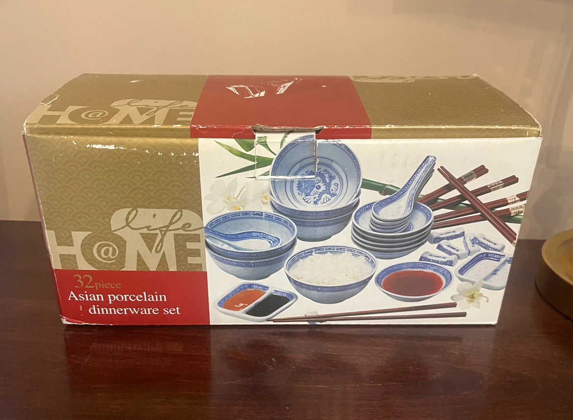 Vintage 32 Piece Asian Porcelain Dinnerware Set - photo 4