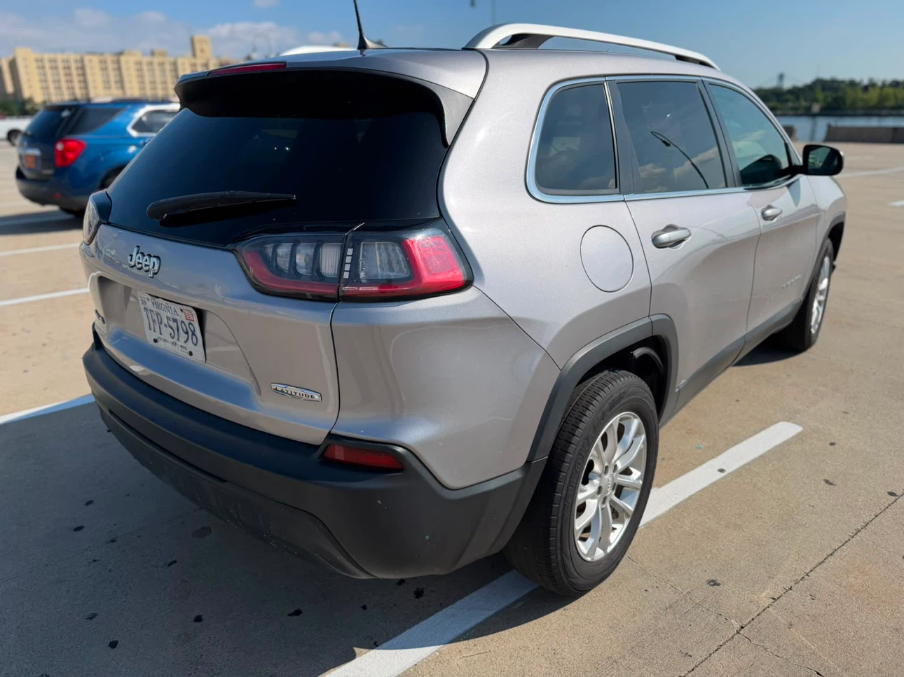 Silver Jeep Cherokee Latitude 4x4 SUV - photo 4