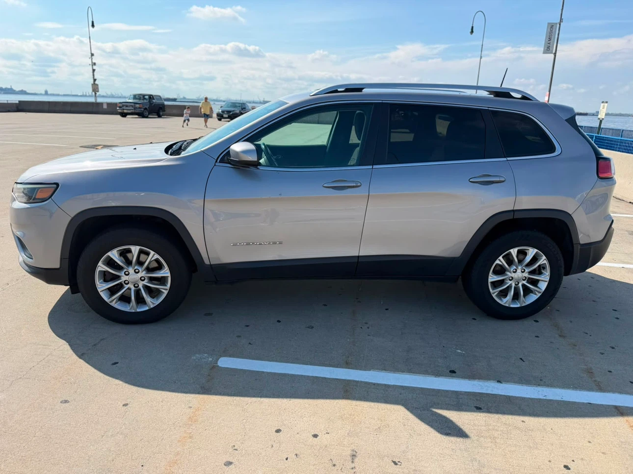 Silver Jeep Cherokee Latitude 4x4 SUV - photo 5