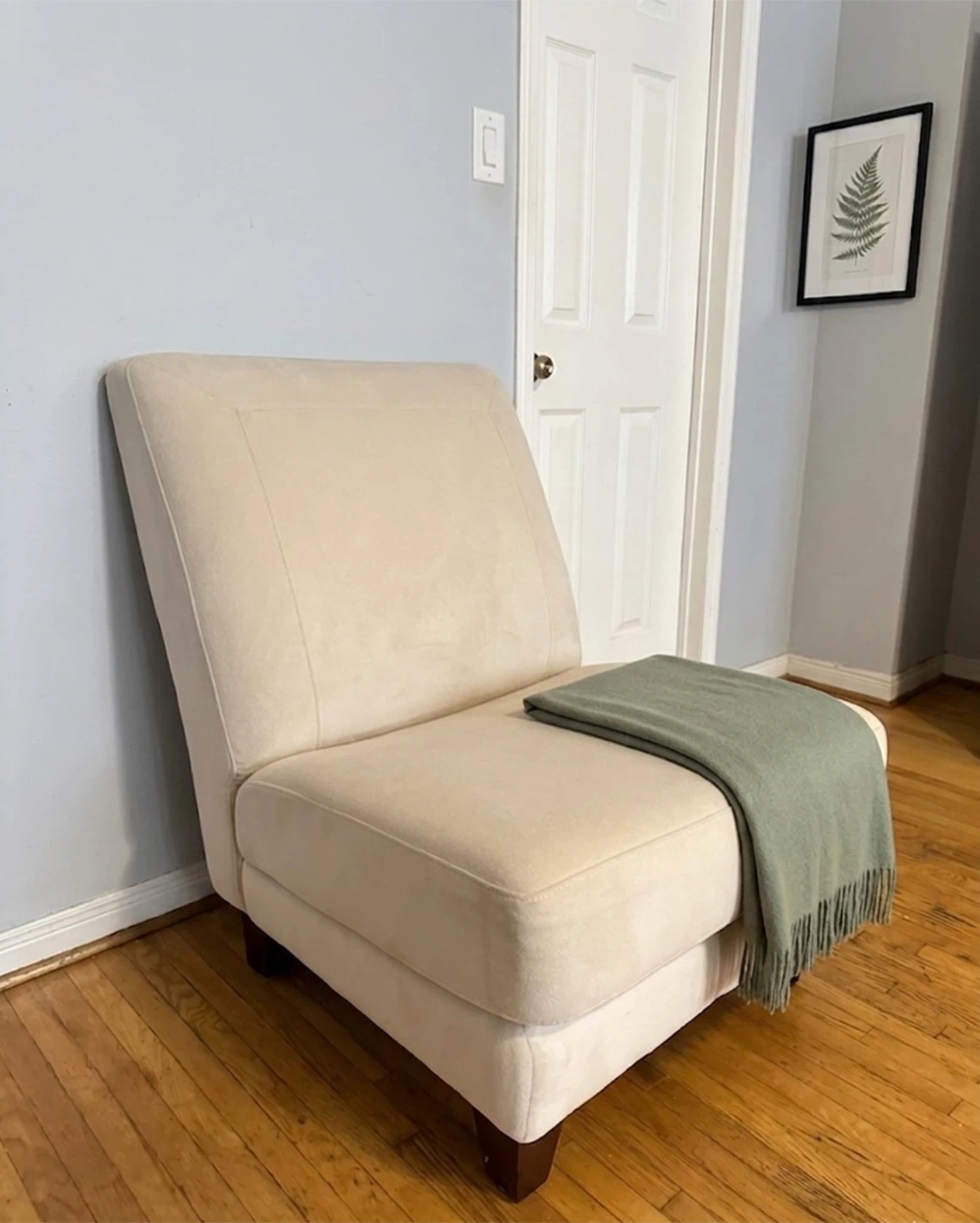 Cozy Neutral Beige Accent Chair/Single Sofa– Great Condition