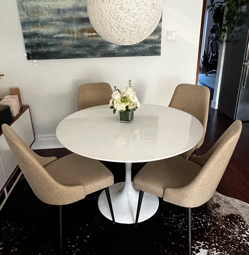 White Tuilp Dining Table / 4 MCM chairs