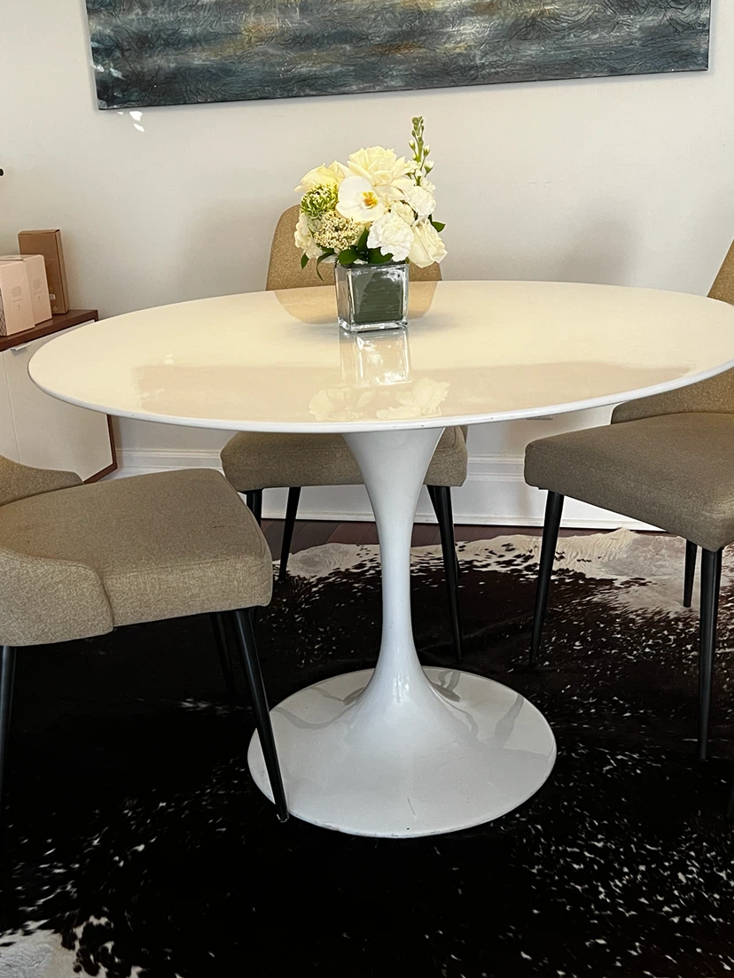 White Tuilp Dining Table / 4 MCM chairs - photo 2