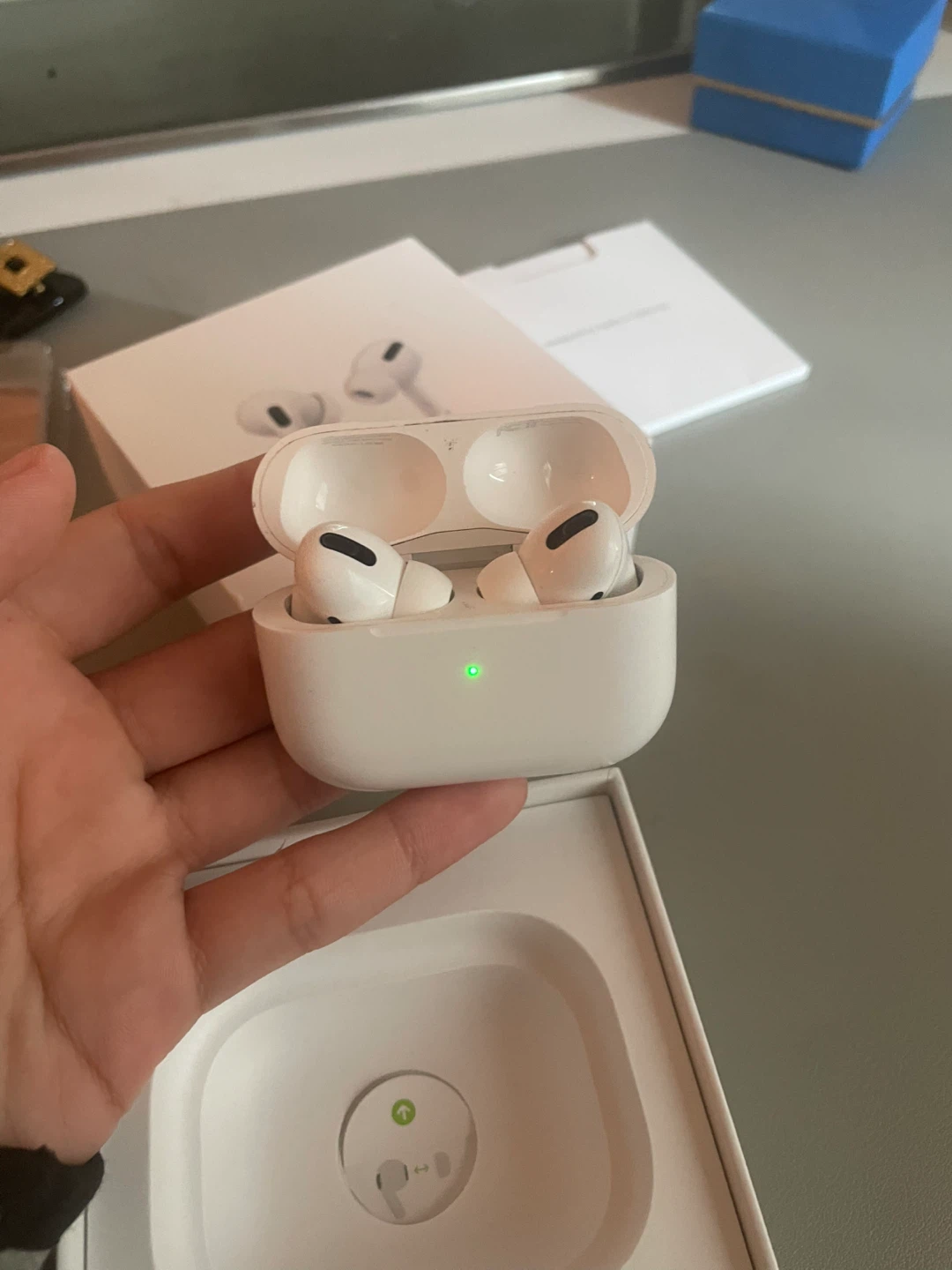 Apple AirPods Pro (MagSafe Charging Case) - photo 3