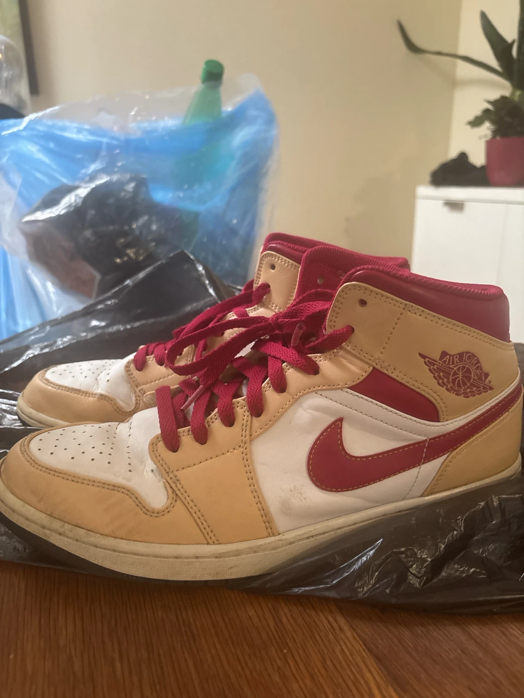 Jordan 1 Mid SE Tan Red White Sneakers