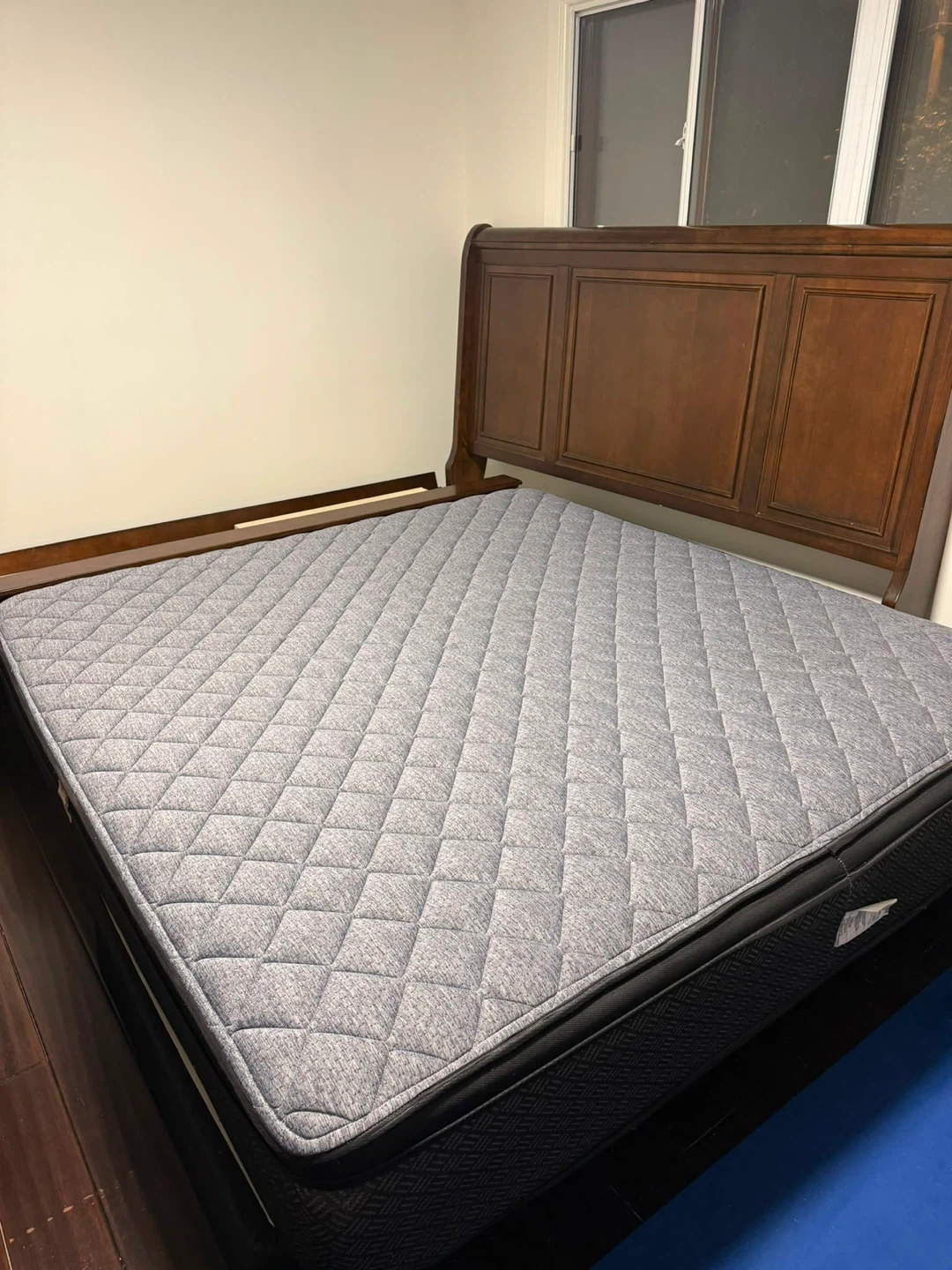 Grey Quilted Mattress king size brand Serta