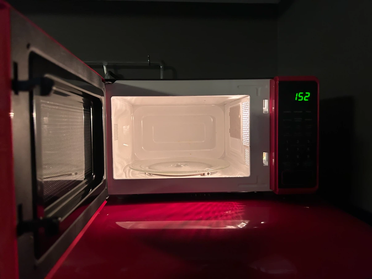 Red Microwave - photo 2