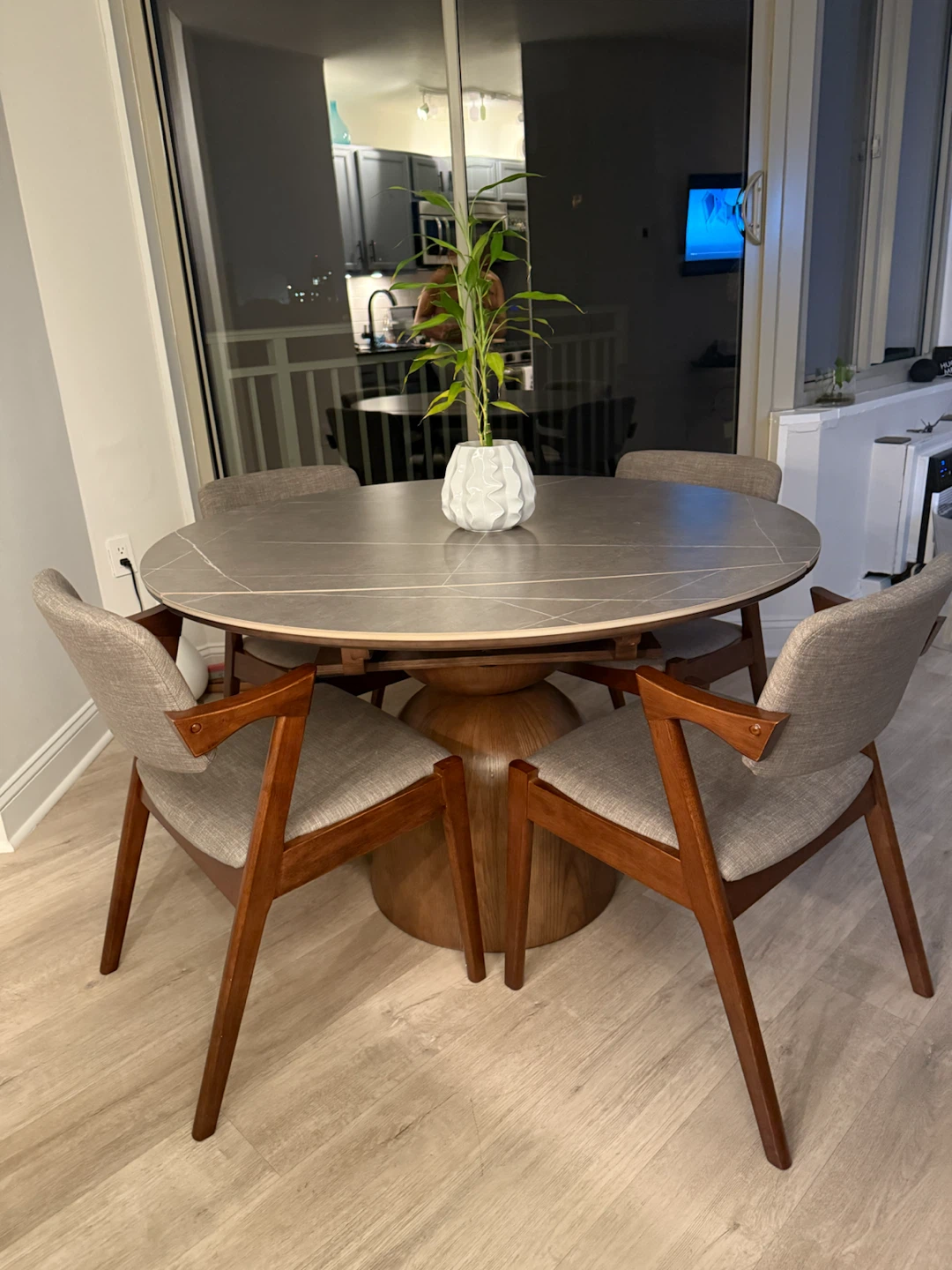 Set of 4 Dining Chairs. FREE EXTENDABLE DINING TABLE