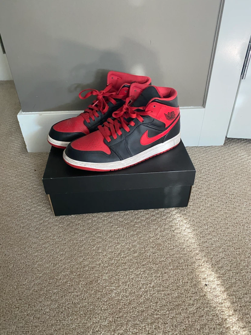 Air Jordan 1 Mids SE Black and Red