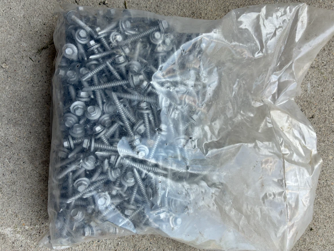 Bag of 1.5 inch metal self taping Roofing Screws