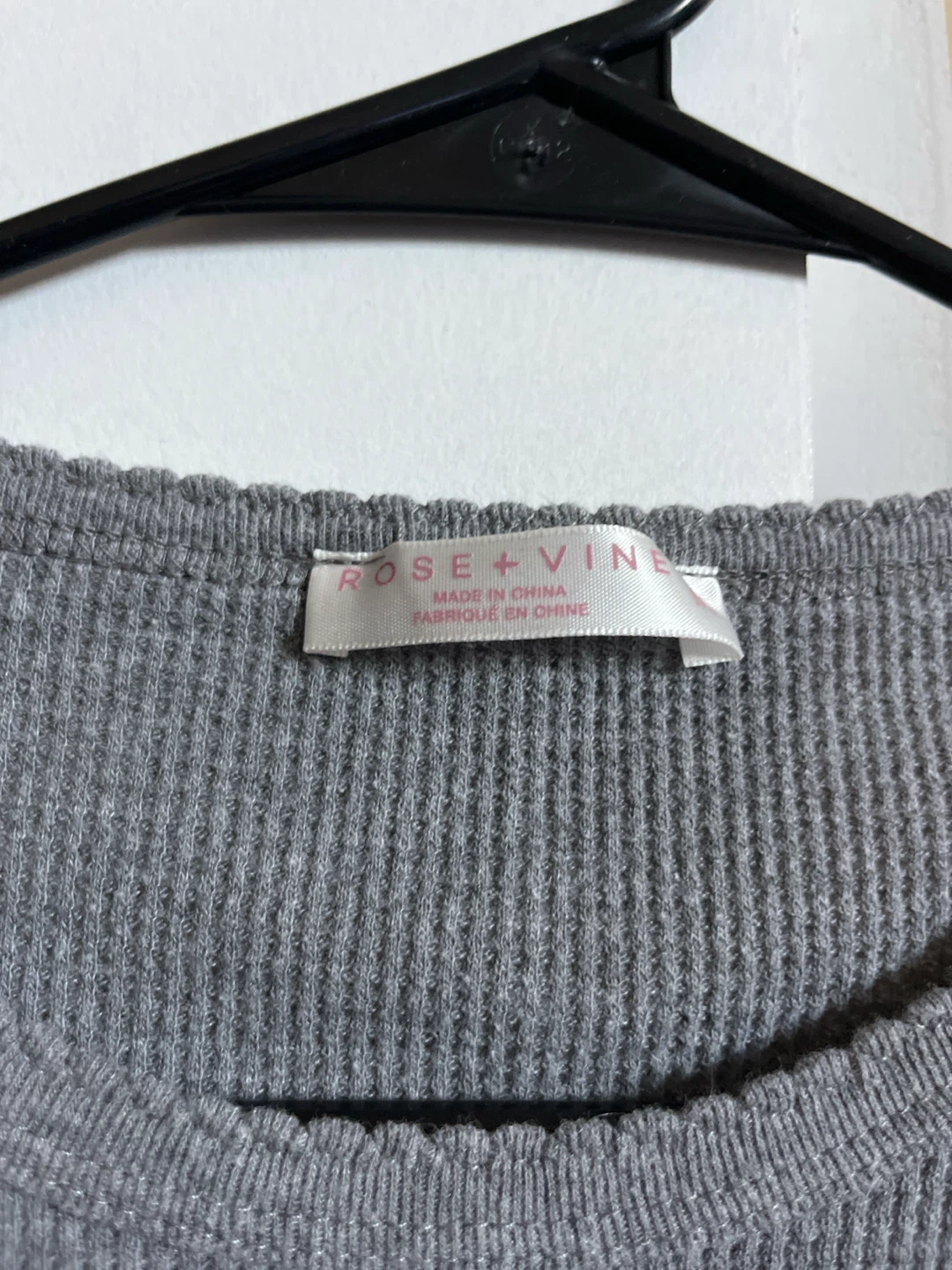 Rose + Vine Grey "My Mind Is Up In The Clouds" Graphic T-Shirt - photo 2